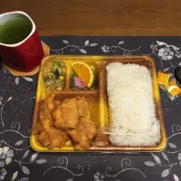 から揚げ弁当、熱い日本茶(昼飯、どんどん弁当)|enarinさん