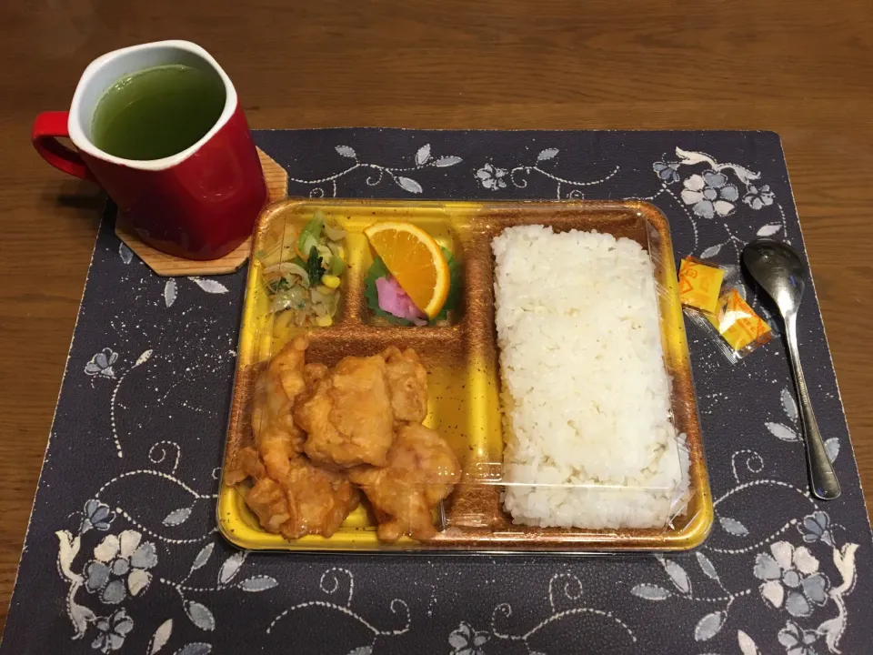 から揚げ弁当、熱い日本茶(昼飯、どんどん弁当)|enarinさん