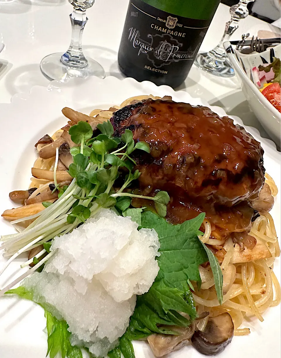 茸パスタ🍝和風ハンバーグ乗せ➰🥂😋|ナムナムさん