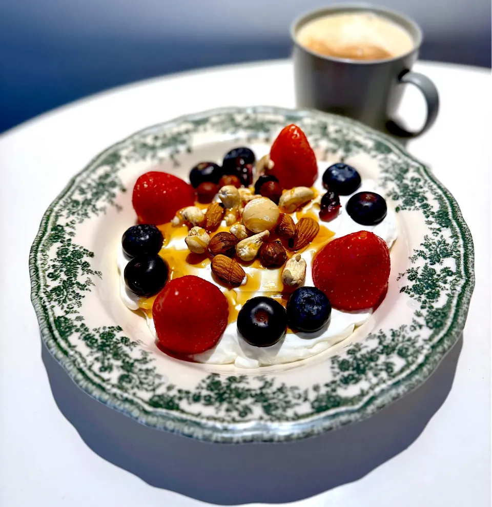 Organic Greek Yogurt with mixed Nuts and Fruits|Zhen Zhenさん