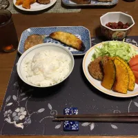 ご飯、鯖の味噌煮、からすがれいの西京焼き、コロッケ、メンチカツ、薄切りかぼちゃの素揚げ、千切りキャベツ、トマト、煮豆、烏龍茶(夕飯)|enarinさん