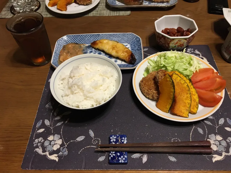 ご飯、鯖の味噌煮、からすがれいの西京焼き、コロッケ、メンチカツ、薄切りかぼちゃの素揚げ、千切りキャベツ、トマト、煮豆、烏龍茶(夕飯)|enarinさん