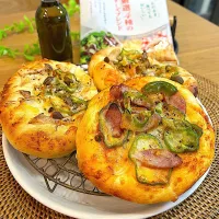 チーズたっぷり！ピザパンとマヨチキンパン🍕|ラゴさん。さん