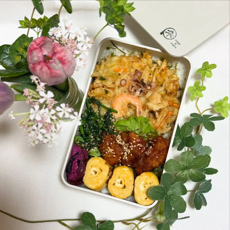 12/25❤︎主人の海鮮かき揚げのっけ丼弁当🌱

＊ 海鮮かき揚げ
＊ たまご焼き
＊ 甘酢から揚げ
＊ ほうれん草の胡麻和え|Makinsさん