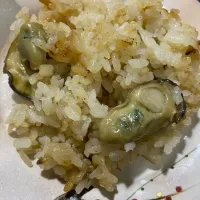 牡蠣のうま煮の出汁で作る牡蠣ご飯炊き上がったらうま煮の牡蠣を入れて蒸らしました。|おかこさん