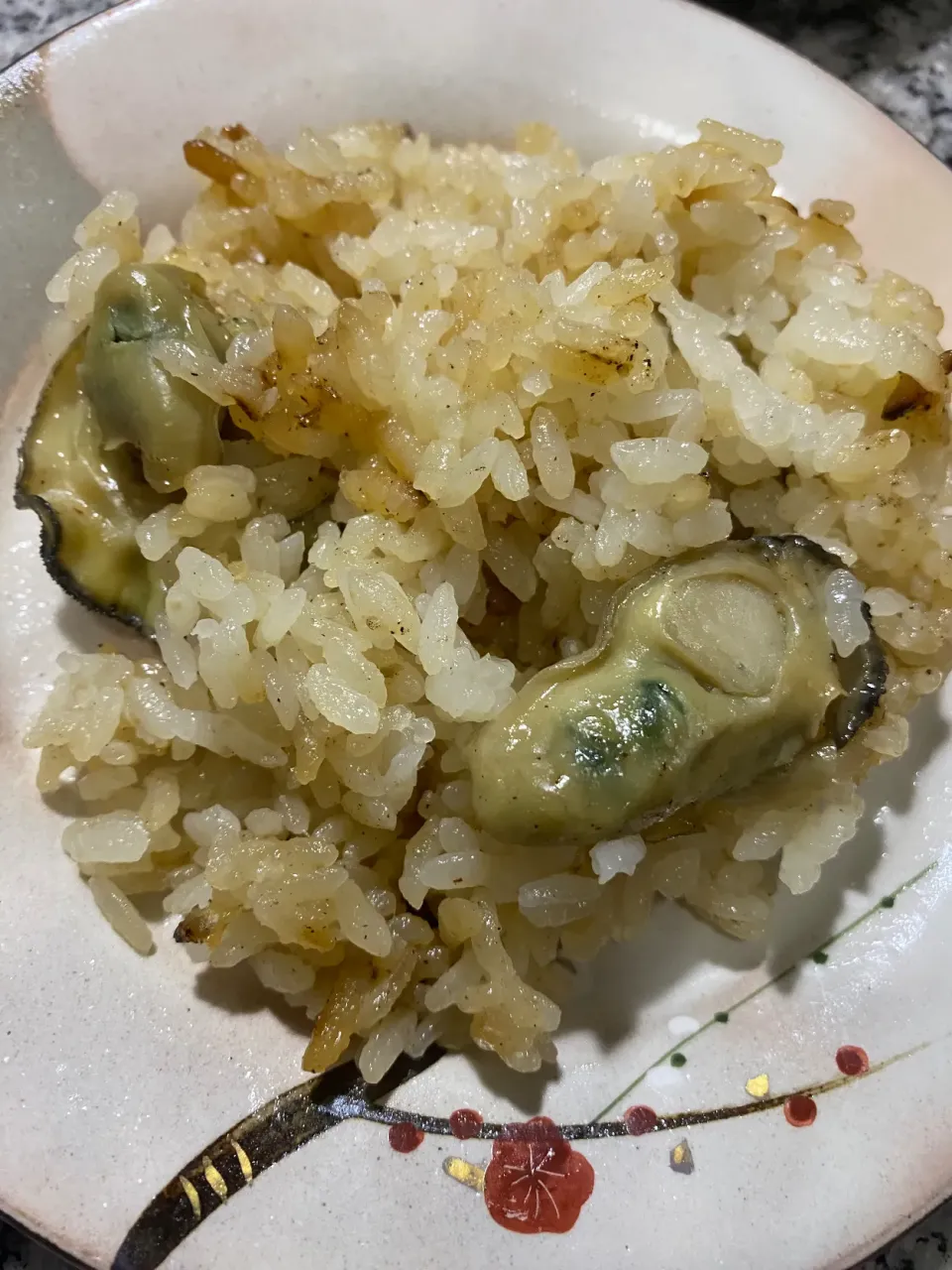 牡蠣のうま煮の出汁で作る牡蠣ご飯炊き上がったらうま煮の牡蠣を入れて蒸らしました。|おかこさん