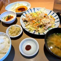 やよい軒でランチ😋野菜炒めとコロッケ|すかラインさん