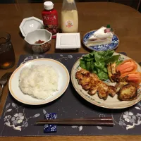 ご飯、ポークソテー、野菜ソテー、レタス、トマト、納豆、煮豆、烏龍茶、スーパーベルクの苺のショートケーキ(夕飯)|enarinさん