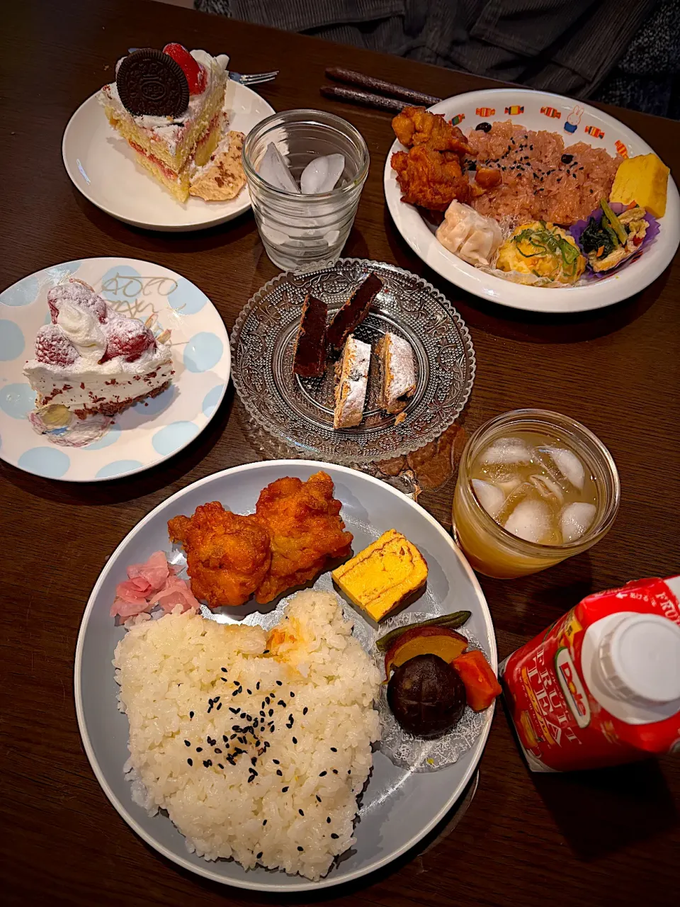 鶏唐揚げ　焼売　豆腐しんじょう揚げ　小松菜とあげの和物　煮物　出汁巻卵　お赤飯　ストロベリーケーキ|ch＊K*∀o(^^*)♪さん