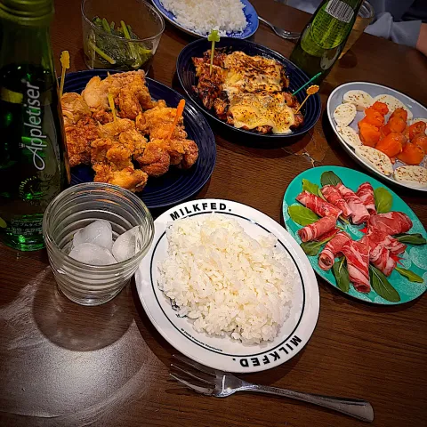 「ベビーリーフ」を使ってみたSnapdishの料理・レシピ写真:スモークサーモンとモッツァレラチーズのアンティパスト　生ハムのブーケ　フライドチキン　照り焼きチキンのラクレットチーズがけ　アップルタイザー