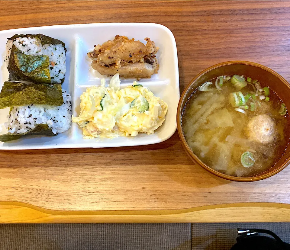 手羽中、ポテサラ、オニギリ、牛蒡、人参などが入った鶏団子と白菜大根えのきの味噌汁|りえはるさん