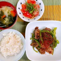 青椒肉絲♡トマトとツナのポン酢あえ♡お味噌汁♡|まゆかさん