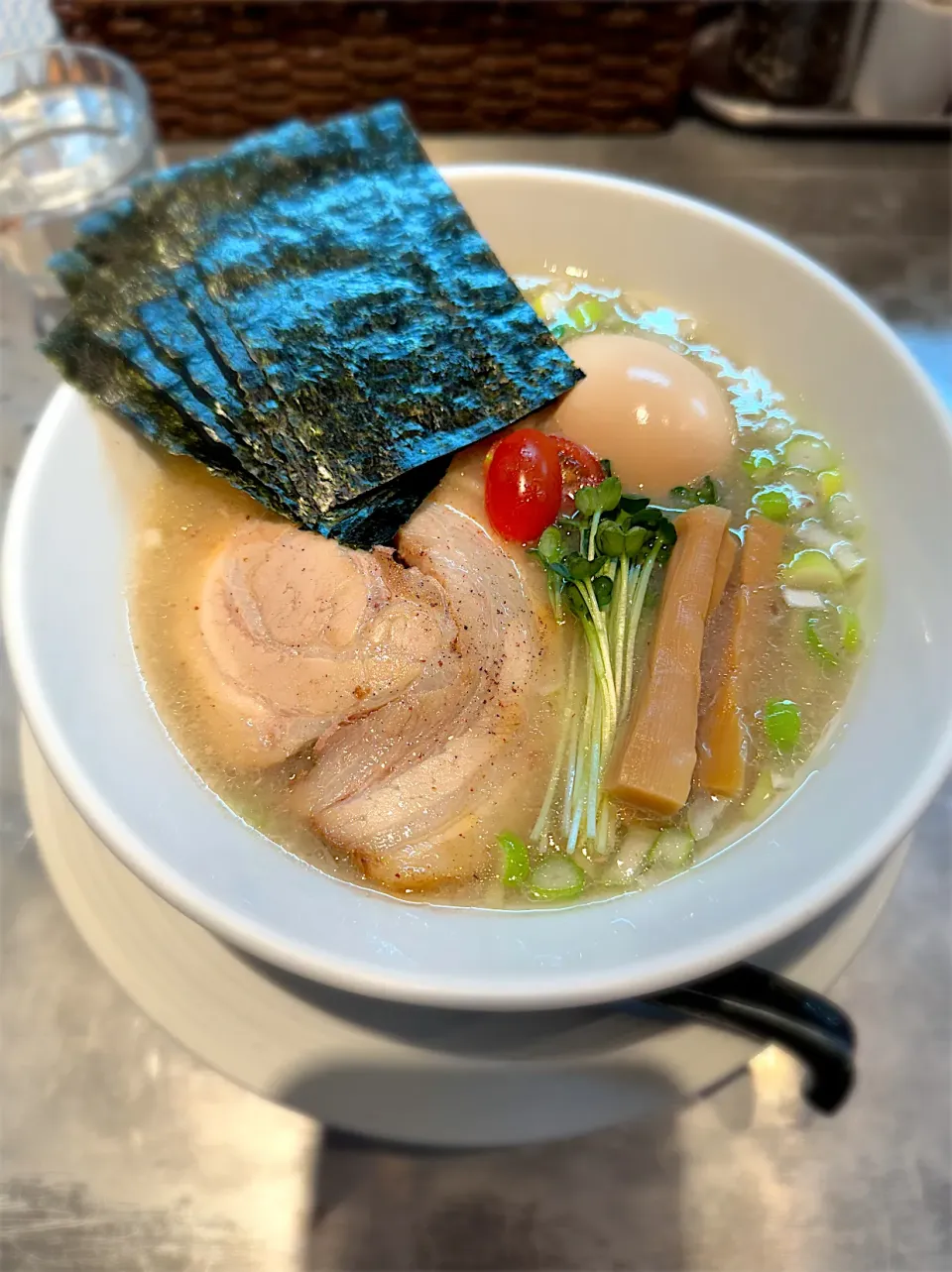 味玉塩らぁ麺＋海苔4枚（山本海苔園）@麺やまらぁ|morimi32さん