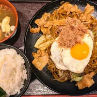 豚焼きそば目玉焼き付き_ご飯味噌汁無料@頂上ニュー新橋ビル|watarunさん