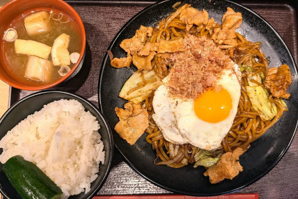 豚焼きそば目玉焼き付き_ご飯味噌汁無料@頂上ニュー新橋ビル|watarunさん