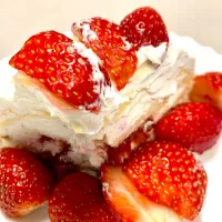 Strawberry Cream Cake for Christmas Dessert| gonbenさん