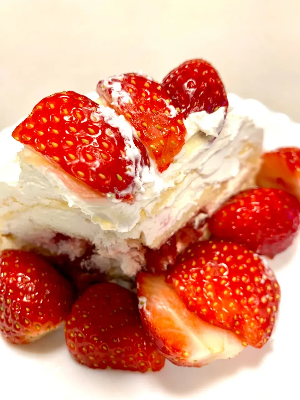 Strawberry Cream Cake for Christmas Dessert|gonbenさん