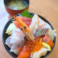 伊豆の地魚入り特上海鮮丼ぶり|じょうさん