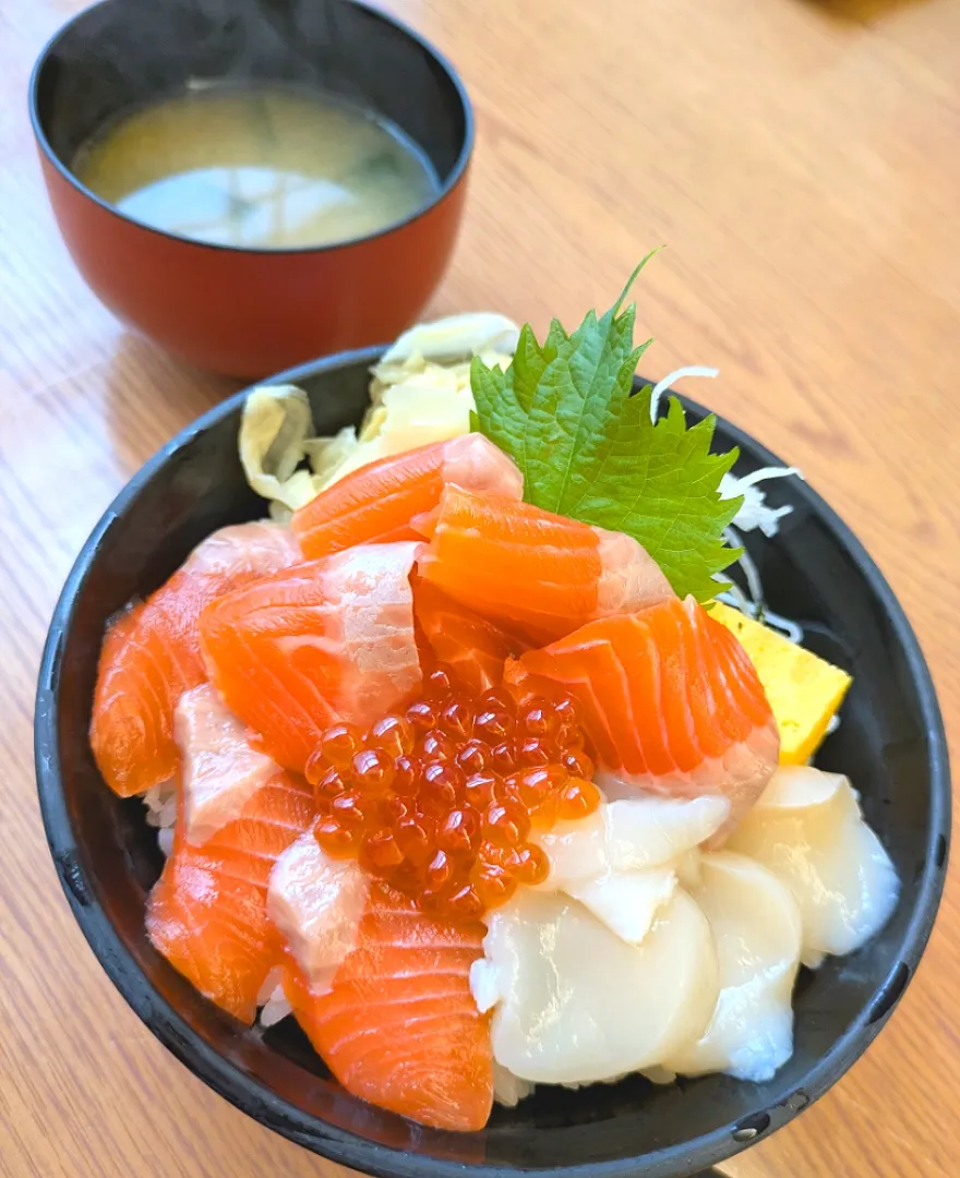 サーモン、ホタテ、いくら丼ぶり|じょうさん