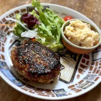 ちょっと焦げちゃったハンバーグ・めんツナかんかんでポテトサラダ・グリーンサラダ・ご飯・味噌汁|ちびろ菌さん