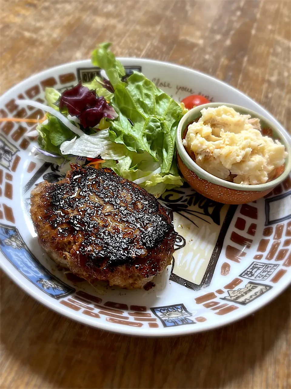 ちょっと焦げちゃったハンバーグ・めんツナかんかんでポテトサラダ・グリーンサラダ・ご飯・味噌汁|ちびろ菌さん