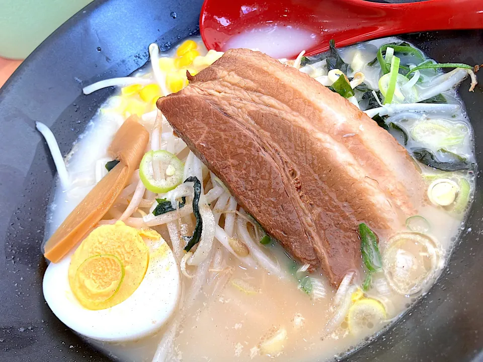 塩ラーメン なんだけど出汁は豚骨の様な😅美味しいからまぁヨシ♡|🐈⸒⸒⸒⸒つるのダンス🐈🐾さん