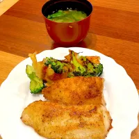 魚ムニエル　ブロッコリーチーズ焼き　野菜スープ　パエリア|とゆあさん