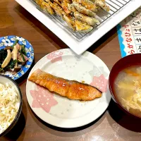 鮭のバター醤油ムニエル　根菜と厚揚げの味噌汁　ほうれん草とベーコンのソテー|おさむん17さん