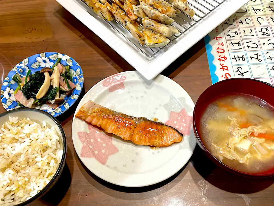 鮭のバター醤油ムニエル　根菜と厚揚げの味噌汁　ほうれん草とベーコンのソテー　かぼちゃのごま塩天ぷら|おさむん17さん