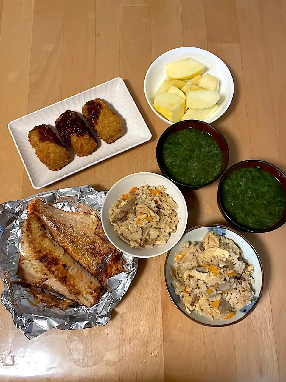 親鳥の炊き込みご飯　俵メンチカツ　青さの味噌汁　りんご|そのみさん