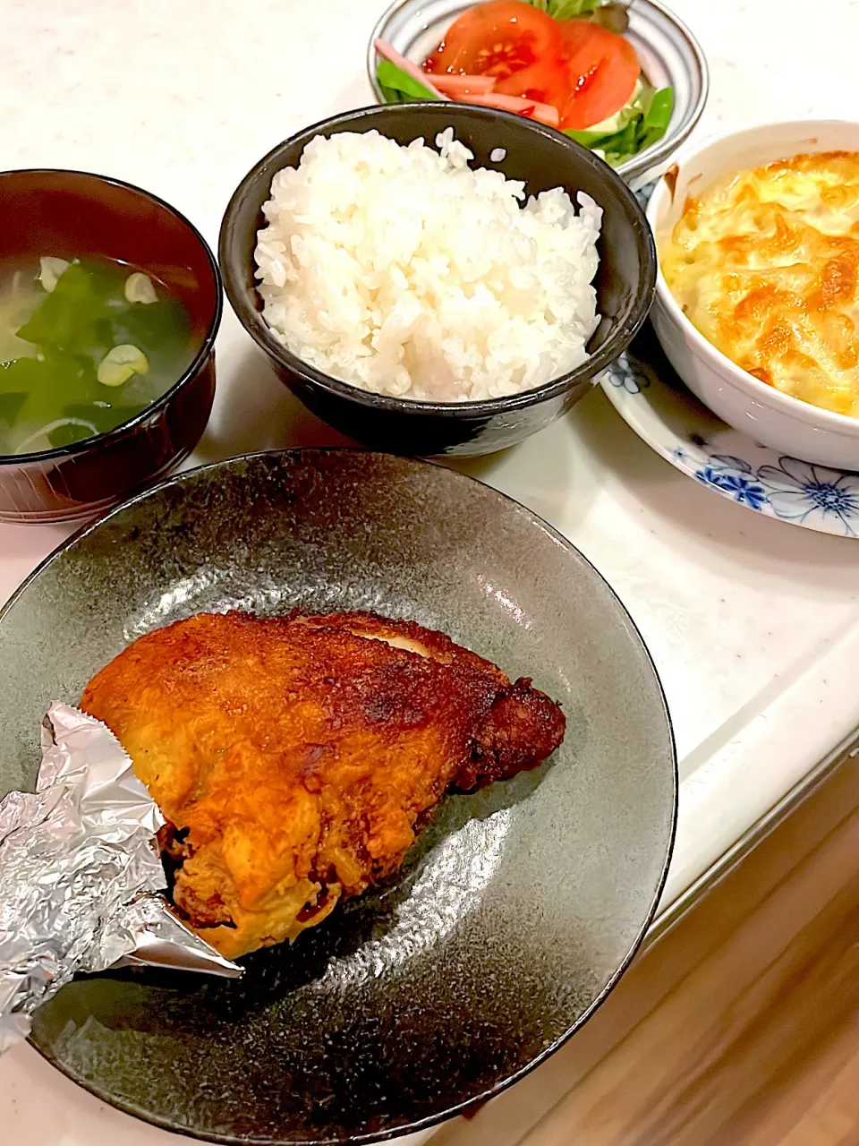 おっさんご飯　グラタン　サラダ　汁　唐揚げ🍗|ひげおやじさん