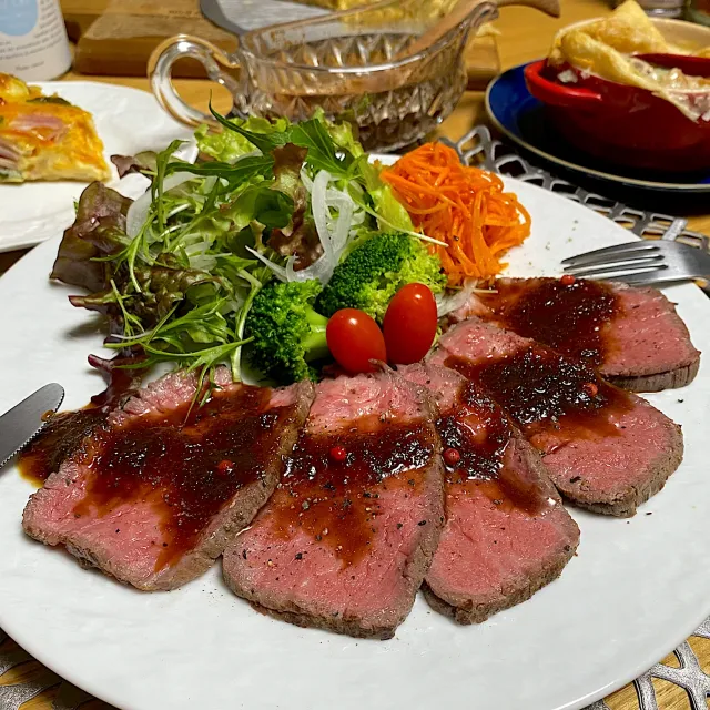 Snapdishの料理・レシピ写真:ローストビーフ　甘酒にんにくオニオンソースでしっとり柔らか～💓｜クリスマスは手作りディナー♪ごちそう肉料理