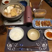 ご飯、海鮮寄せ鍋、焼き餃子、たたきごぼう、烏龍茶(夕飯)|enarinさん