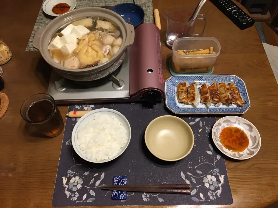 ご飯、海鮮寄せ鍋、焼き餃子、たたきごぼう、烏龍茶(夕飯)|enarinさん