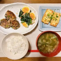 🍴豆腐とひじき和風ハンバーグ🍴厚揚げの味噌チーズ焼き🍴ほうれん草とゆで卵とちくわのおかかマヨサラダ🍴大根とわかめのお味噌汁|Mさん