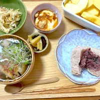 朝定食💚焼きおにぎり茶漬け、ライ麦食パンに発酵あんこ、大根皮の塩糀パウダーきんぴら、ハヤトウリの粕漬け、豆乳グルトきな粉メープルシロップ、りんご|さくたえさん