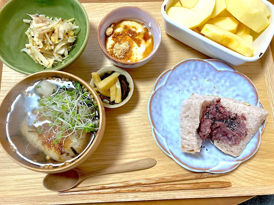 朝定食💚焼きおにぎり茶漬け、ライ麦食パンに発酵あんこ、大根皮の塩糀パウダーきんぴら、ハヤトウリの粕漬け、豆乳グルトきな粉メープルシロップ、りんご|さくたえさん