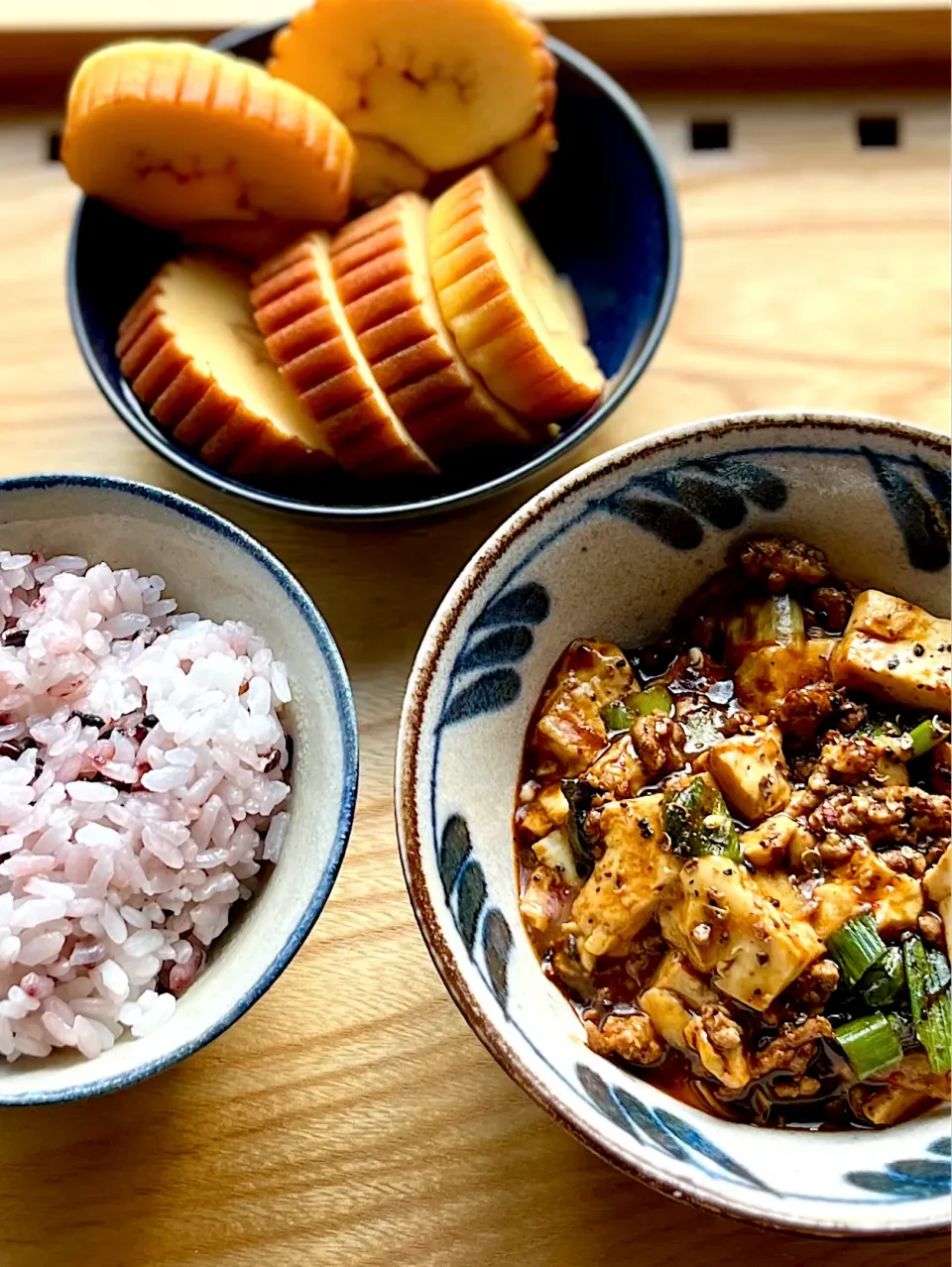 黒麻婆豆腐、伊達巻き、黒米入りご飯|アッコちゃん✨さん