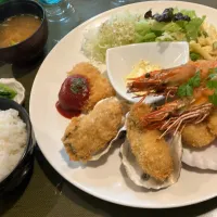 KAZUスペシャル定食（カニクリームコロッケ、エビ、牡蠣、ホタテのフライ）|まさとさん