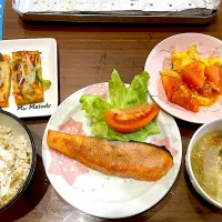 鮭のムニエル　白菜のそぼろあんかけスープ　トマトと卵の中華炒め　厚揚げのピザ風|おさむん17さん