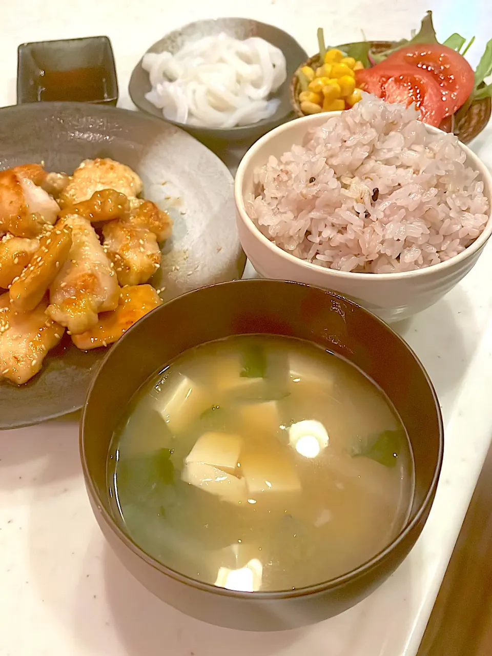 おっさんご飯　20穀米　汁　イカソーメン　サラダ　鶏胸甘酢|ひげおやじさん