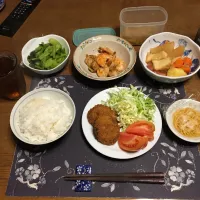 ご飯、コロッケ、千切りキャベツ、トマト、えびと帆立のガリバタ醤油炒め、煮物、大根の切れ端のなます、野沢菜漬け、たたきごぼう、烏龍茶(夕飯)|enarinさん