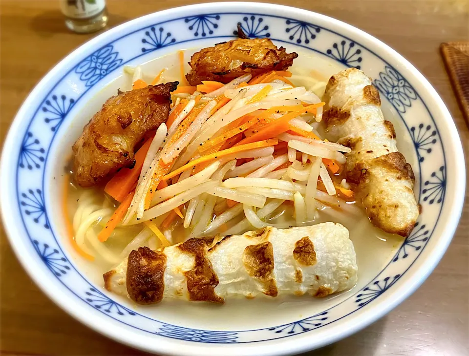 沖縄そば風ラーメン  豚肉と鰹節に昆布だしを加えたベースに塩・キビ砂糖・酒で味を整えました  麺は残っていたマルちゃん“山岸一雄”監修 つけ麺専用中華麺  ソーキなどないので竹輪と玉ねぎ揚げをトッピング|リフルシャッフルさん