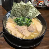 吾妻家本店（沖縄市）の家系 豚骨醤油ラーメン|TakeBooさん