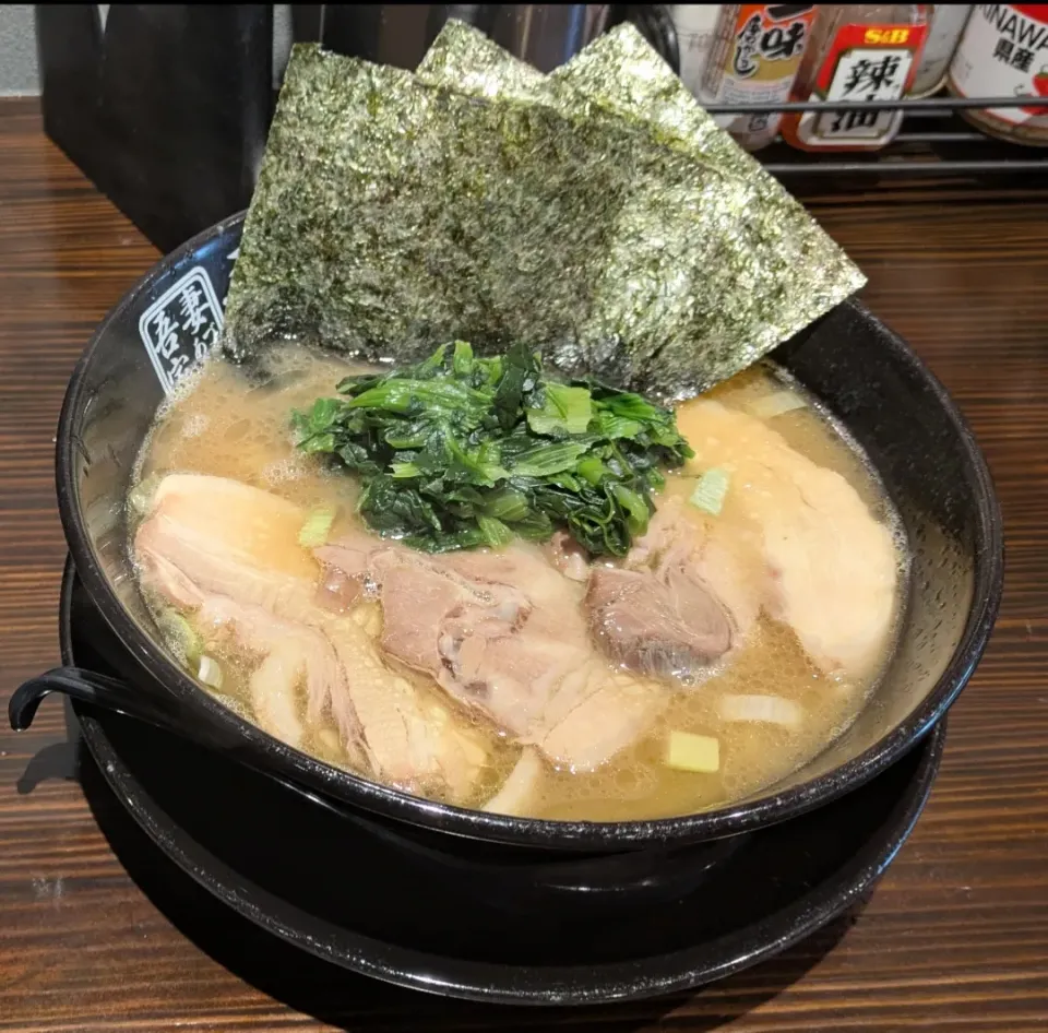 吾妻家本店（沖縄市）の家系 豚骨醤油ラーメン|TakeBooさん