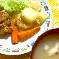 煮込みハンバーグ　ポテト　人参🥕　レタス　味噌汁|4jinoanataさん