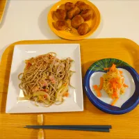 今日の夕食　蕎麦ペペロンチーノ、切り干し大根煮物、フライドチキン|pinknari🐰🌈さん