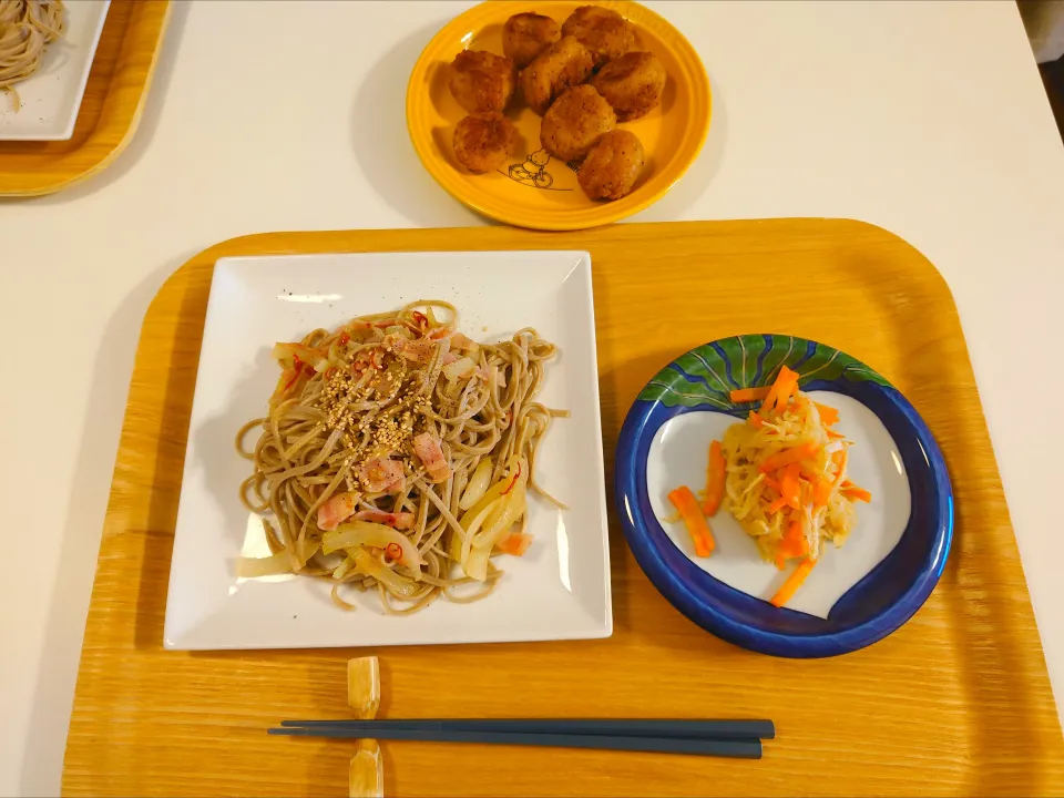 今日の夕食　蕎麦ペペロンチーノ、切り干し大根煮物、フライドチキン|pinknari🐰🌈さん