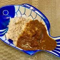 魚のお皿に盛ったチキンカレー|にゃあ（芸名）さん