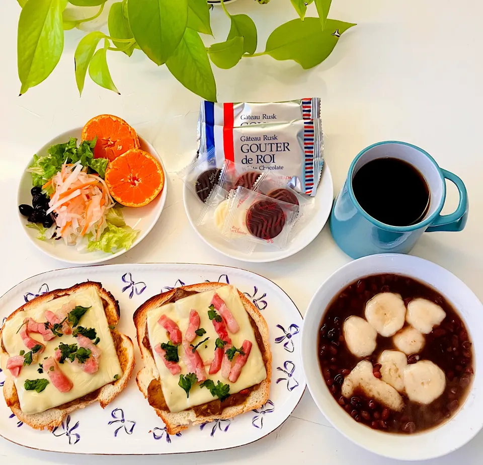 今日の最強パワフル幸せ朝ごはん^ - ^豆腐白玉団子汁粉、チーズカレートースト🍞|HAMI69さん